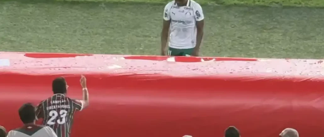 Jhon Arias foi duramente vaiado no reencontro com o Fluminense
