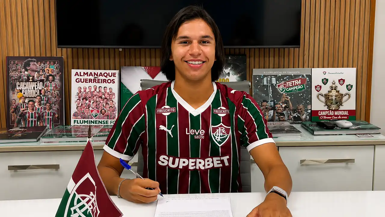 Fluminense confirmou a renovação de contrato com o lateral-direito Arthur Ryan