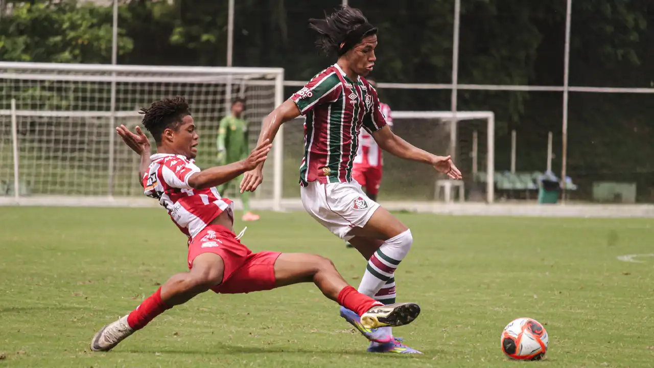 Arthur Ryan renovou com o Fluminense até 2029