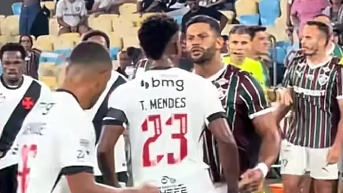Hulk e Thiago Mendes protagonizaram discussão no clássico