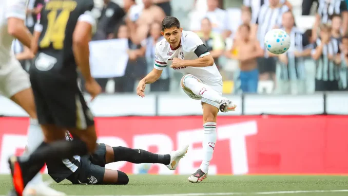 Savarino quase marcou um golaço no início da partida com o Atlético-MG