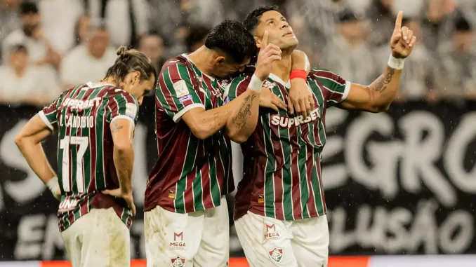 Hulk marcou dois gols na vitória do Fluminense sobre o Corinthians