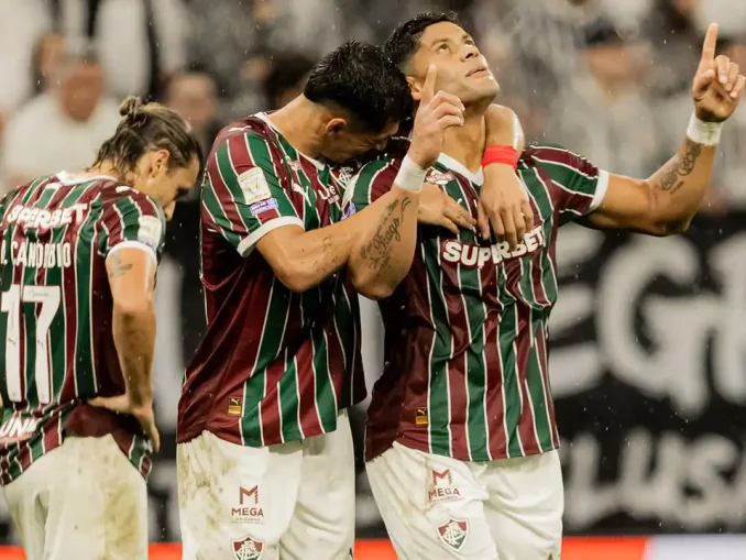 Hulk marcou dois gols na vitória do Fluminense sobre o Corinthians