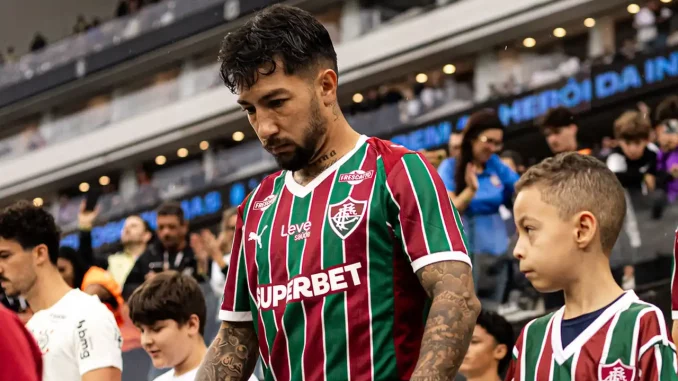 Lucho Acosta deu a assistência para o primeiro gol do Fluminense contra o Corinthians