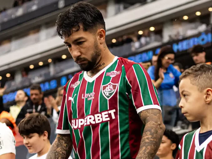 Lucho Acosta deu a assistência para o primeiro gol do Fluminense contra o Corinthians