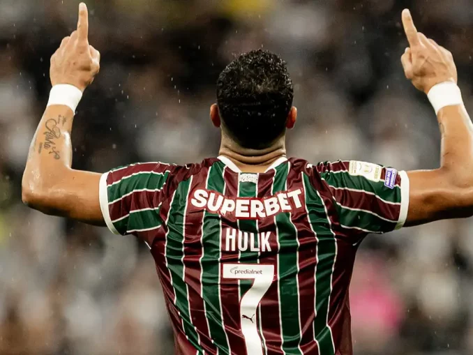 Hulk marcou dois gols na vitória do Fluminense sobre o Corinthians