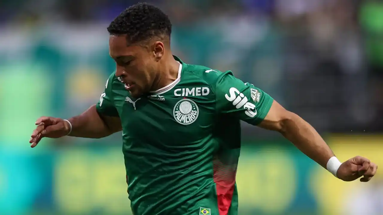 Vitor Roque vai desfalcar o Palmeiras contra o Fluminense