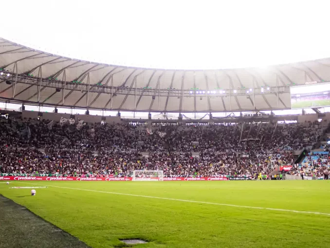 Torcida do Fluminense no Maracanã contra o Santos