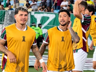 Soteldo e Lucho Acosta foram flagrados sorrindo durante a derrota do Fluminense
