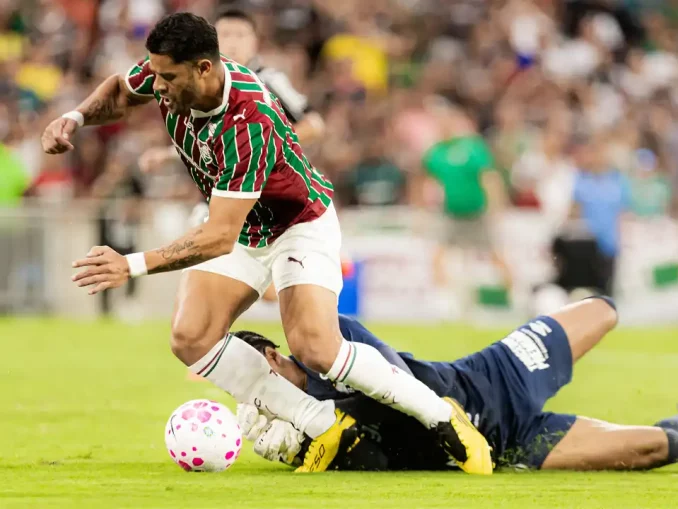 Hulk entrou no segundo tempo da derrota do Fluminense para o Santos