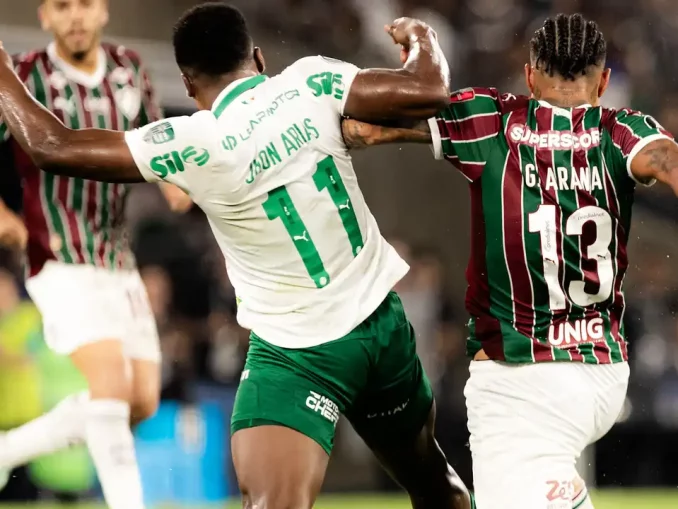 Jhon Arias voltou a ser vaiado pela torcida do Fluminense