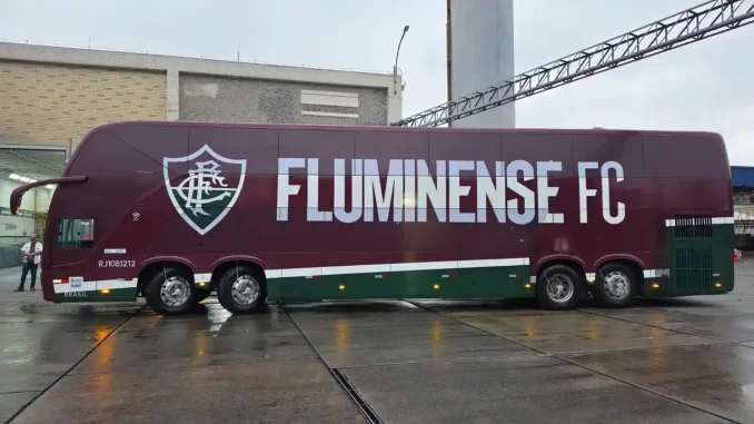 1001 apresenta novo ônibus do Fluminense e desconto